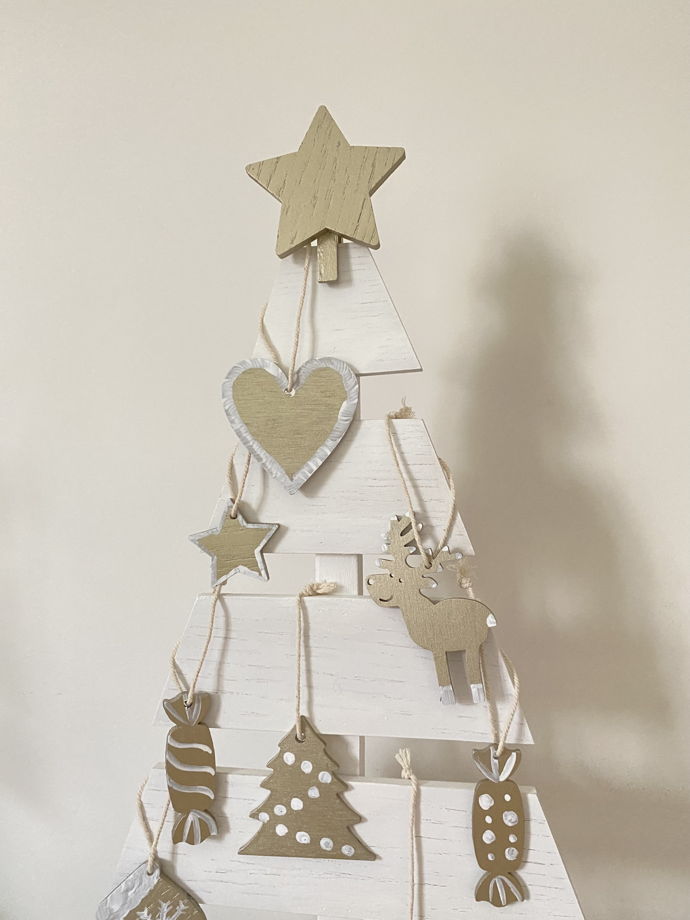 Елка новогодняя настольная белая с золотыми с игрушками из дерева