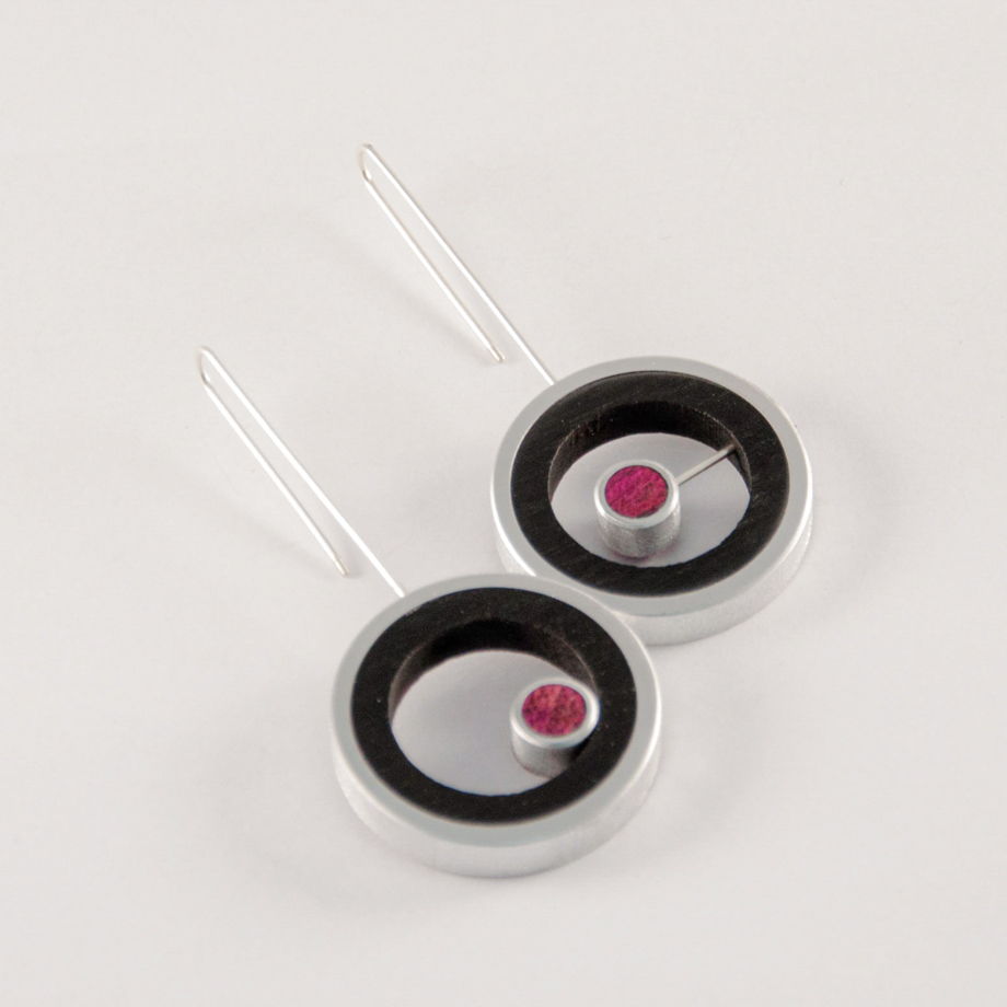 Круглые асимметричные серьги INTERSTELLAR из черного и розового дерева, серебра и алюминия. Швензы серебро 925.