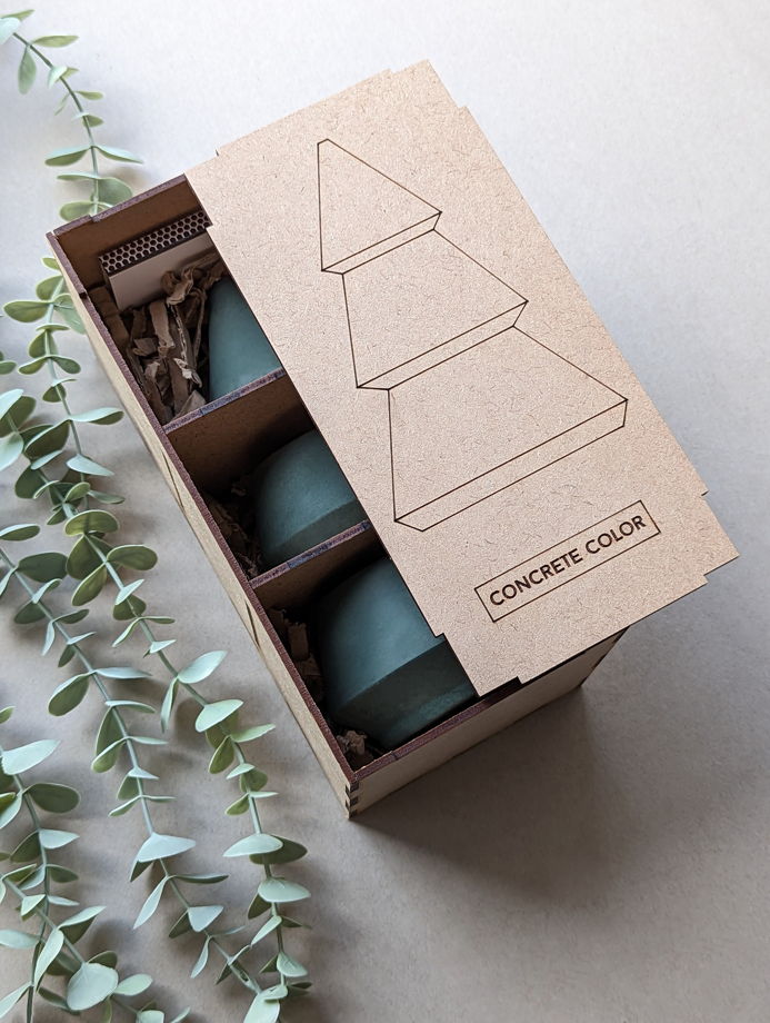 Набор новогодних ароматических свечей из соевого воска в форме елки ALVA в дизайнерской упаковке  (зеленый)