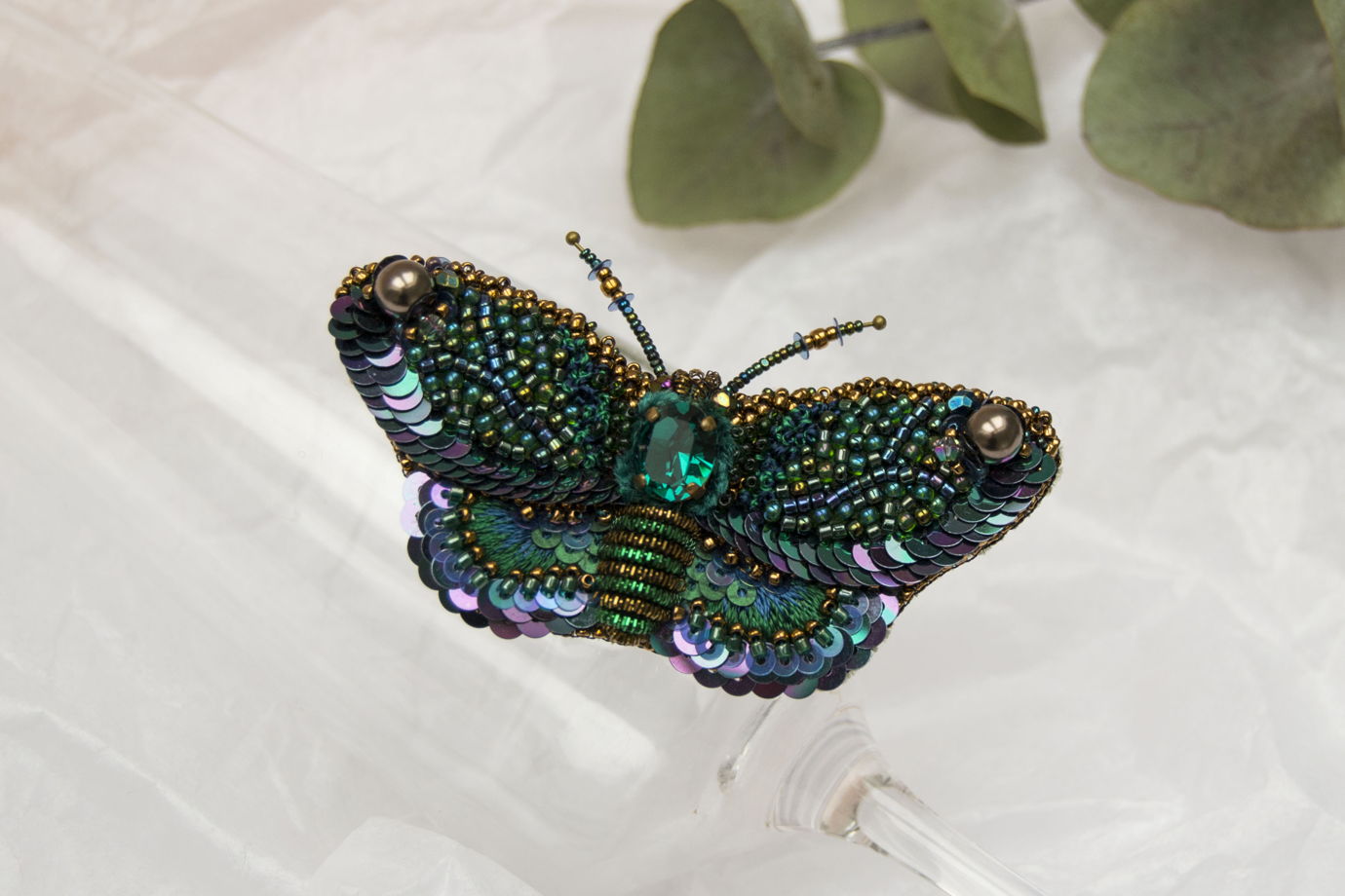 Брошь "Изумрудная бабочка" ручная вышивка с кристаллом Сваровски
