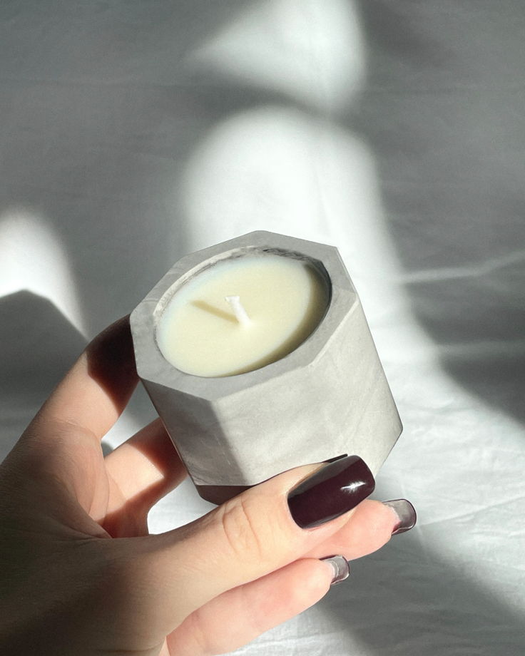 Ароматическая свеча Карамель х ваниль в сером гипсовом подсвечнике ручной работы 60 мл