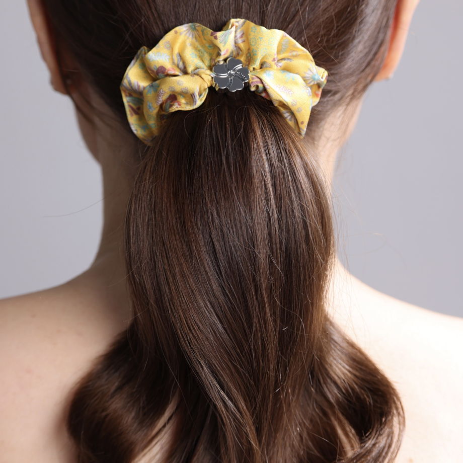 Шелковая резинка для волос Оммаж солнечно-желтая