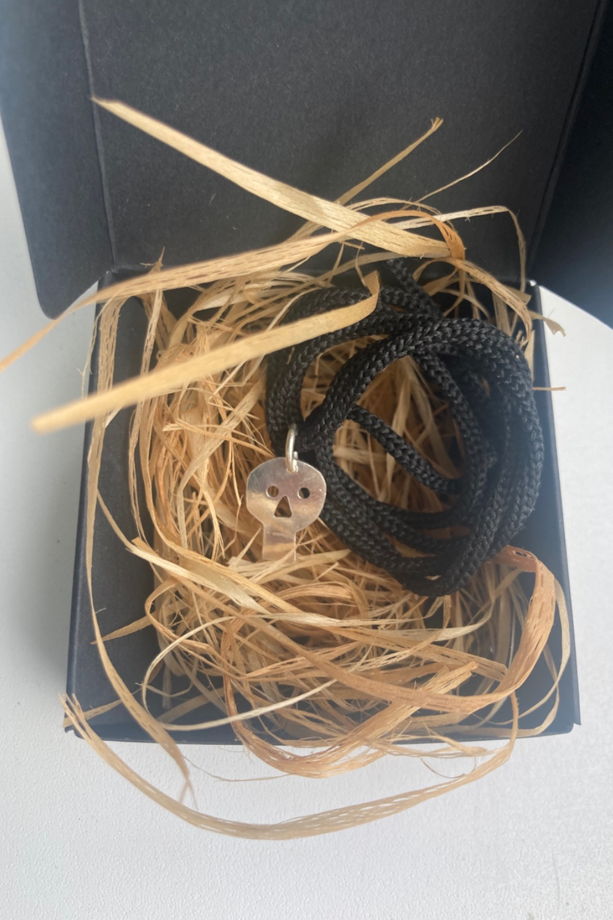 Серебряная подвеска череп