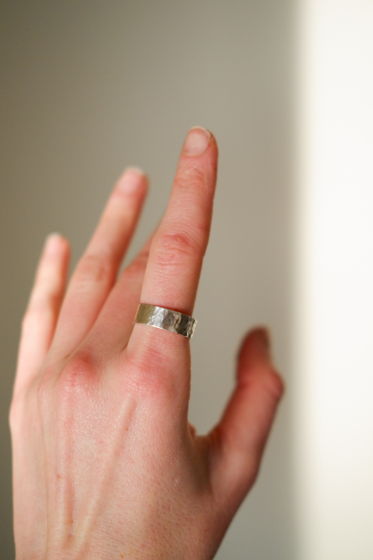 Широкое кольцо из серебра с мятой текстурой 18.5