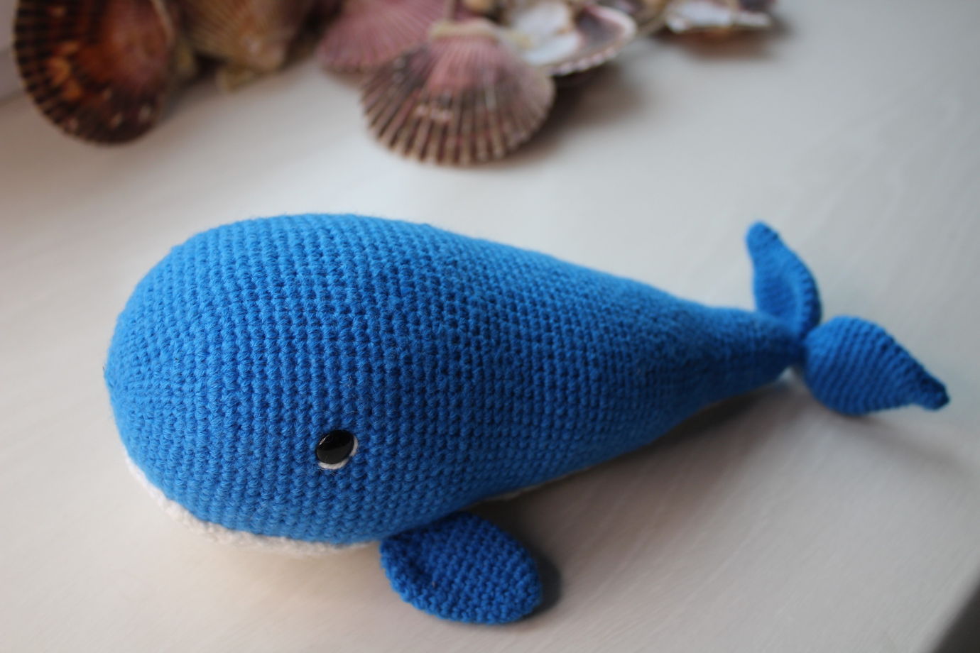 Синий вязаный кит