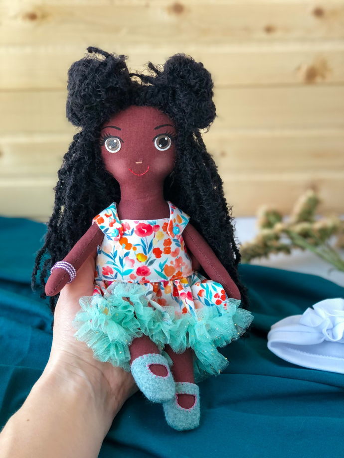 Текстильная темнокожая игровая кукла
