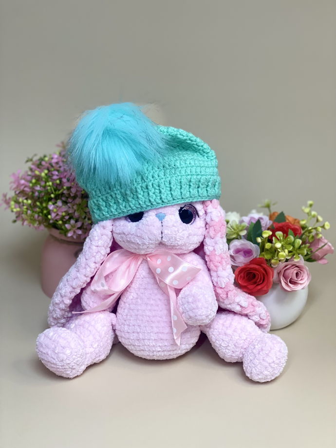 Вязаная игрушка вязаная зайка в шапочке