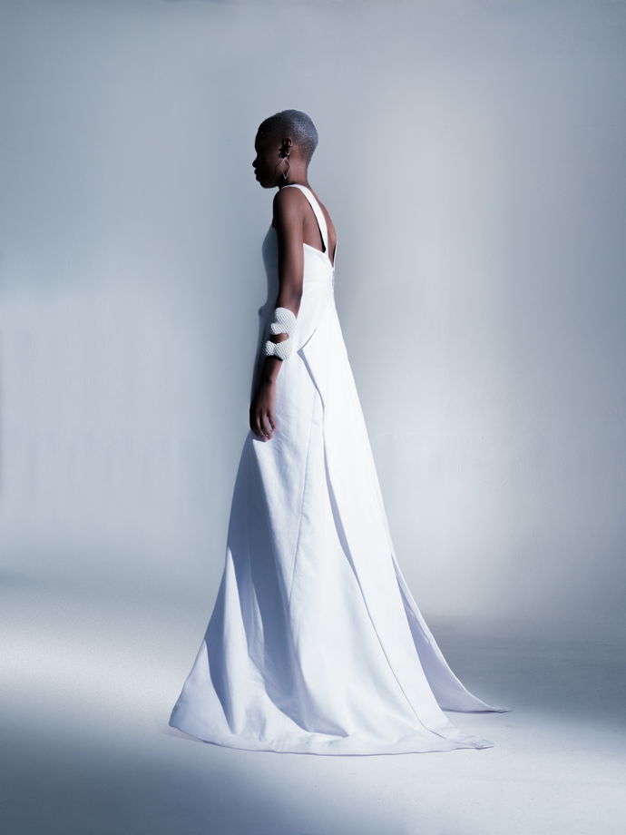 Длинное белое платье на молнии по спинке вечернее или свадебное