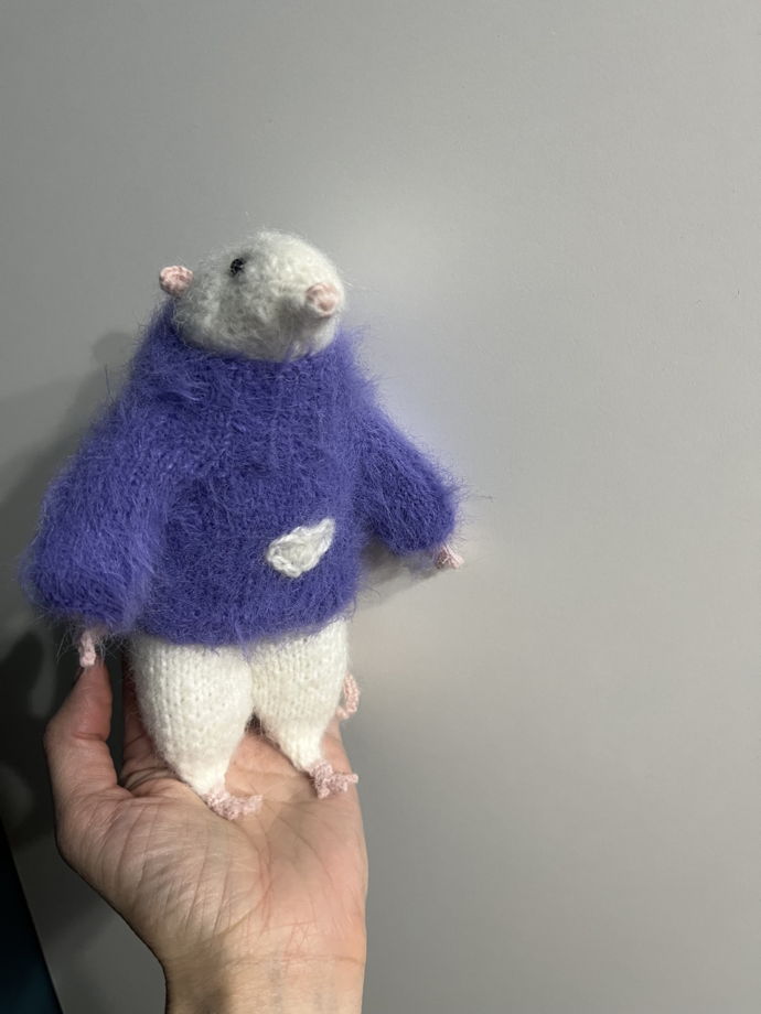 Крыса в фиолетовом свитере вязаная