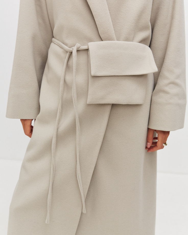 Пальто со съемной сумкой-карманом на поясе из премиальной шерсти