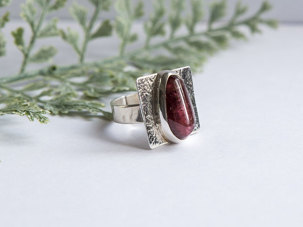 Уникальное серебряное кольцо с малиновым турмалином