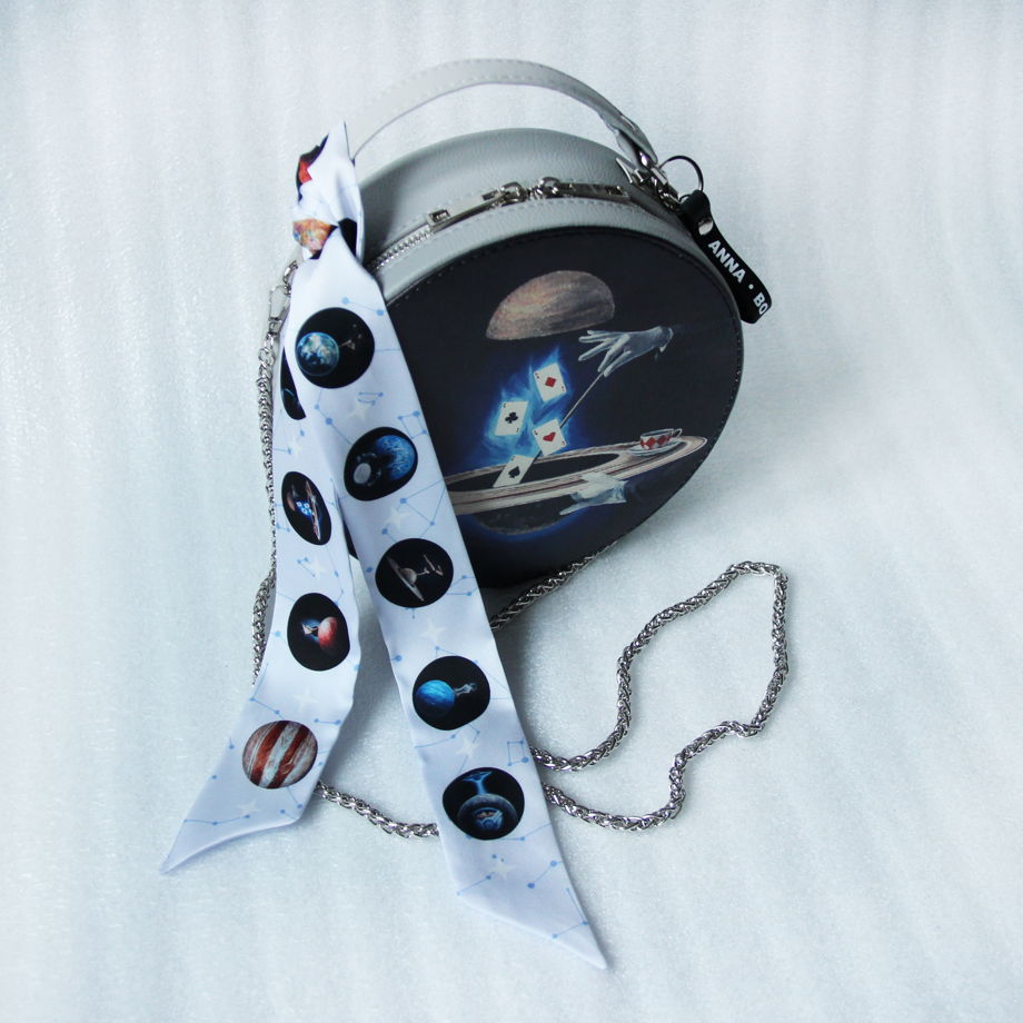 Авторская  круглая сумка "Отправь меня на Уран" c картиной современного художника ANNA BO ручной работы