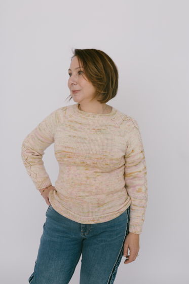 Женский свитер с ажурным рисунком из авторской пряжи, связан вручную