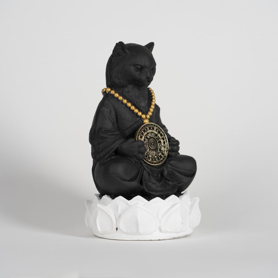 Статуэтка ручной работы из камня Чёрный Кот Султан с золотой атрибутикой