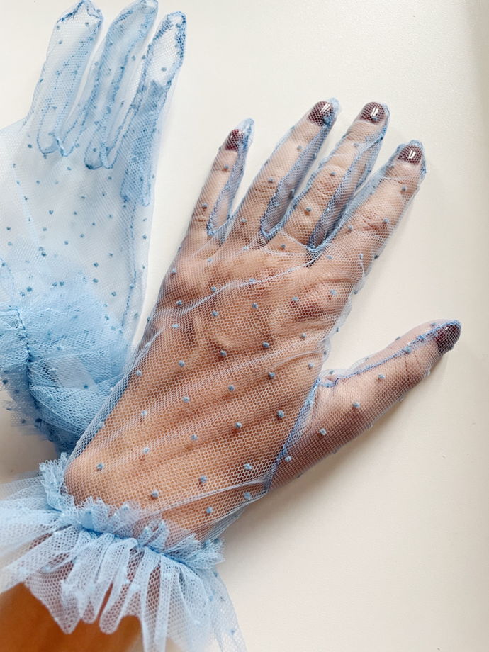 Нежные перчатки из итальянского фатина в голубом цвете