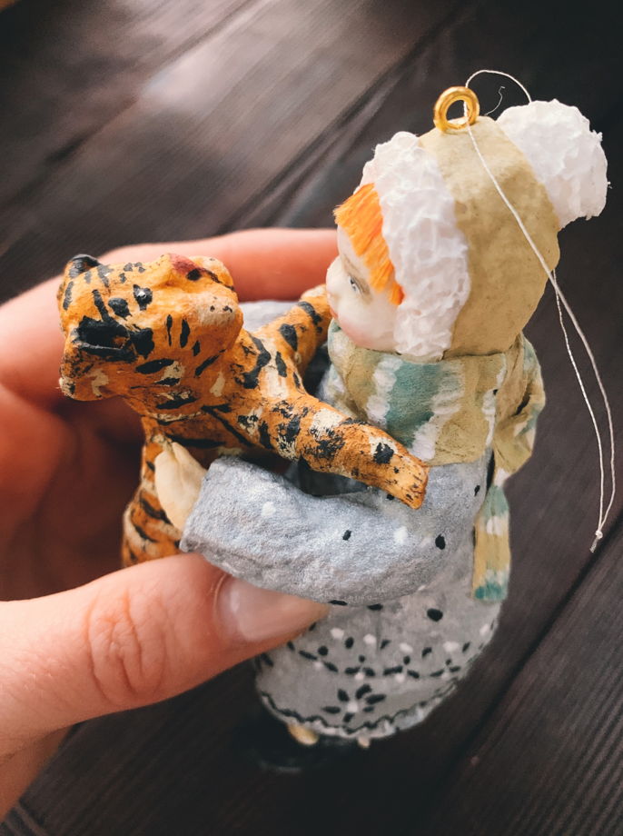 Ватная елочная игрушка ручной работы и росписи "Девочка с тигрёнком". Символ года 2022