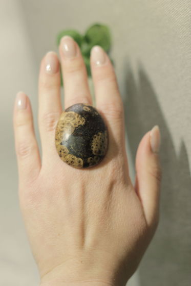 Деревянное кольцо из мореной березы с натуральным рисунком