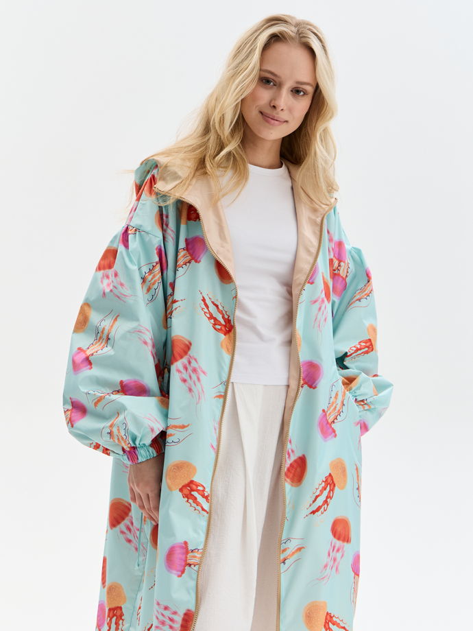 Плащ с авторским принтом.