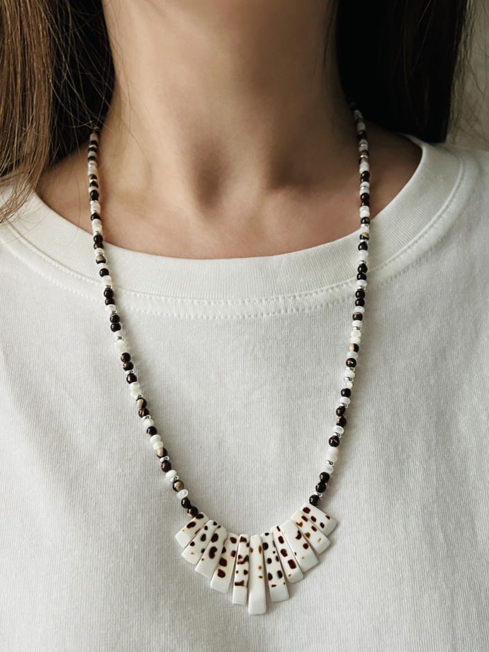 Украшение с перламутром и веером из ракушки