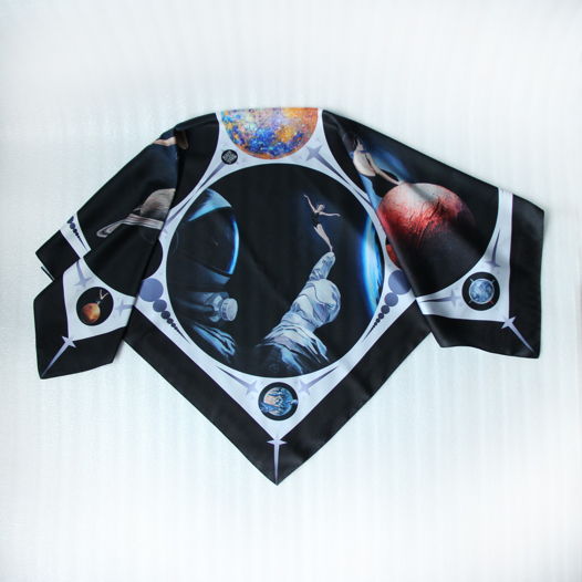 Авторский шелковый платок "Fly me" c картинами современного художника ANNA BO  оживает и рассказывает о космосе