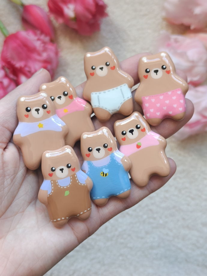 Значок ручной работы Медвежонок в комбинезоне с пчёлкой