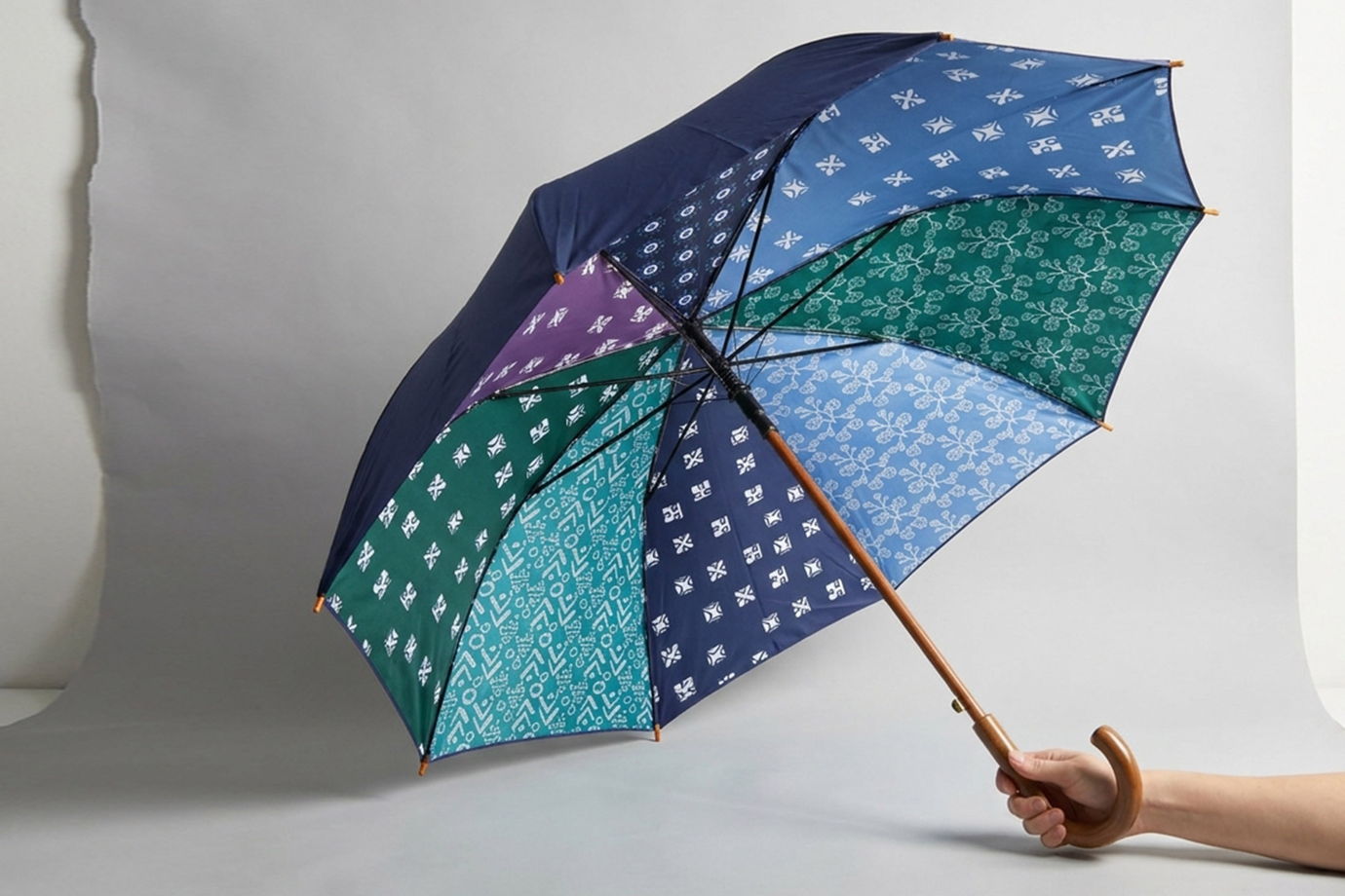 Двусторонний зонт Паттерны в сине-фиолетовых цветах сочетают строгий синий с внешней стороны зонта и волшебный цветной мир с внутренней