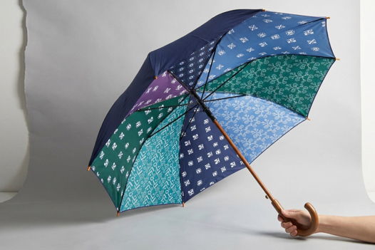 Двусторонний зонт Паттерны в сине-фиолетовых цветах сочетают строгий синий с внешней стороны зонта и волшебный цветной мир с внутренней