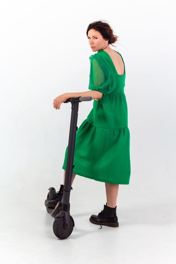 Зеленое платье из органзы с вырезом на спине