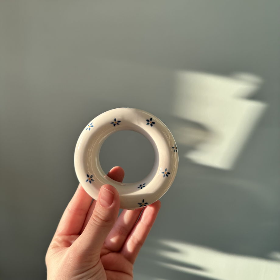 Ваза-бублик белая ручной работы с росписью "Лён"