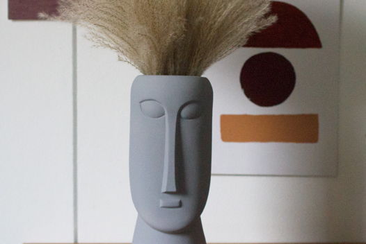 Ваза с лицом серая