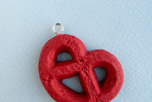 Кулон_крендель_красный