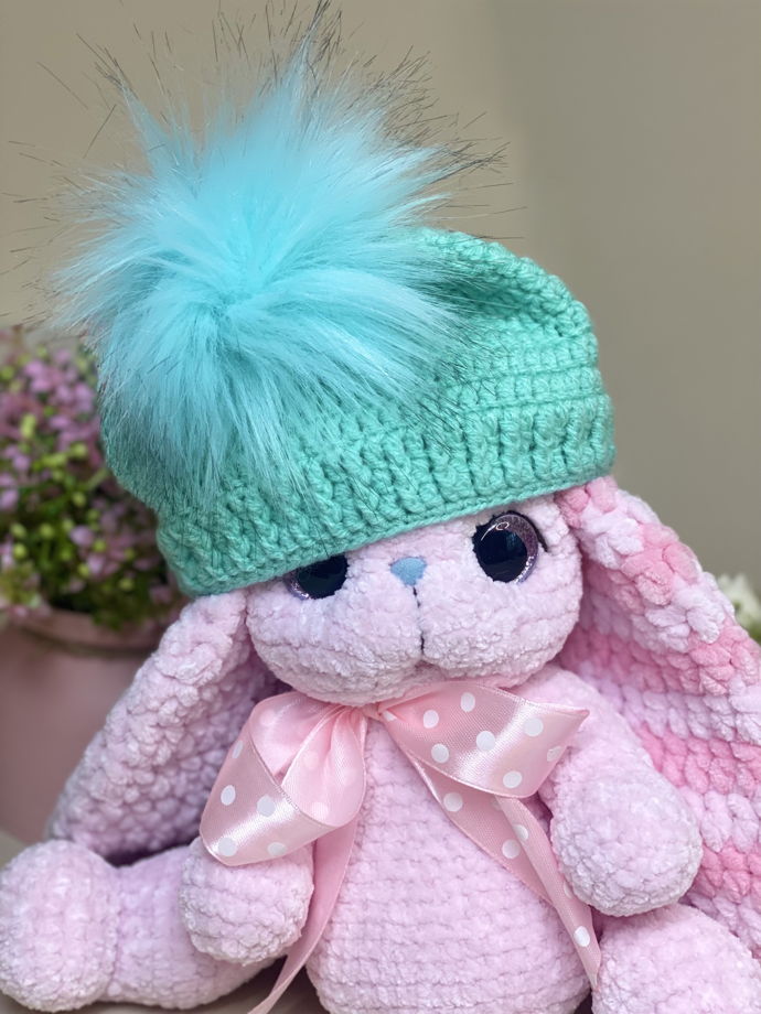 Вязаная игрушка вязаная зайка в шапочке
