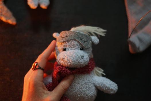 Серая пушистая лошадка