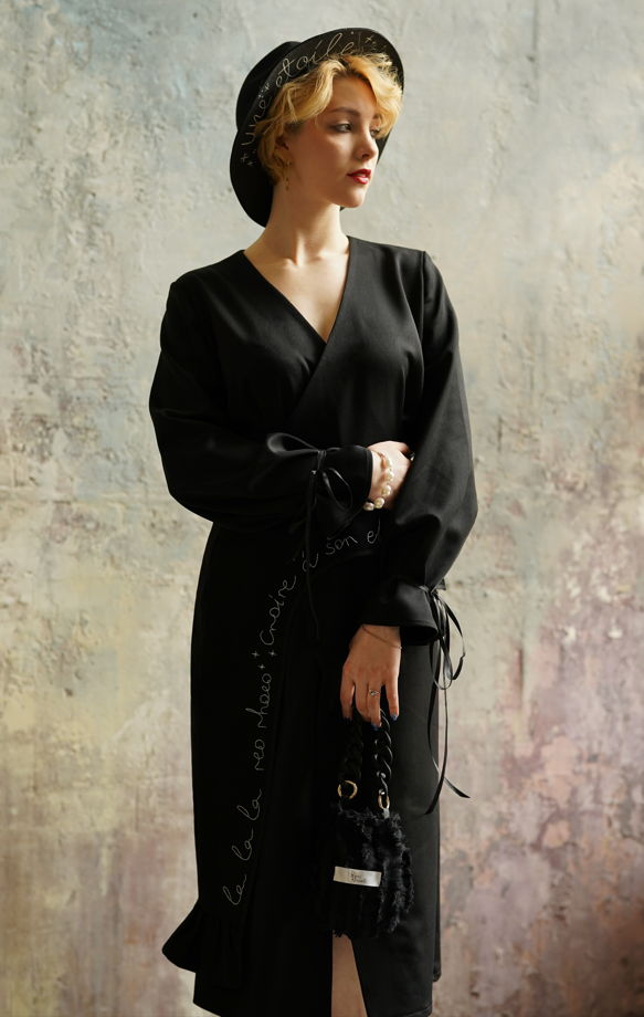 Чёрное платье миди на запах с баской и ручной вышивкой