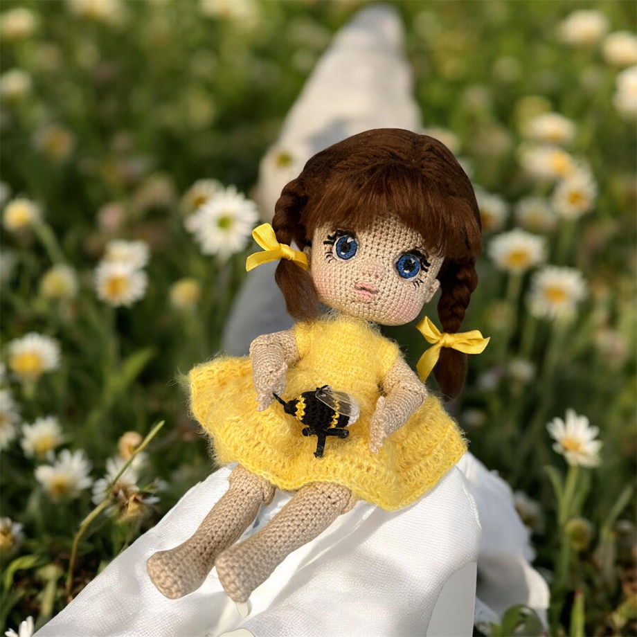 Очаровательная вязаная куколка