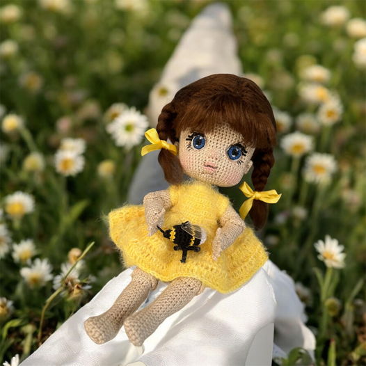 Очаровательная вязаная куколка