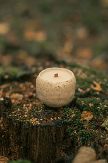 Ароматическая соевая свеча «Бежевый камень» в керамике  | 5-7 часов горения | подарочная свеча