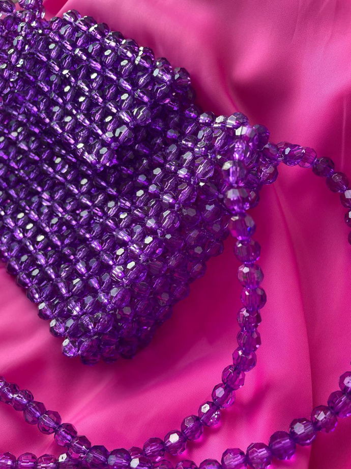 Фиолетовая яркая сумка из бусин
