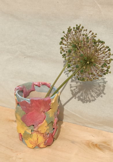 Керамическая ваза разноцветная .  Высота 15 см