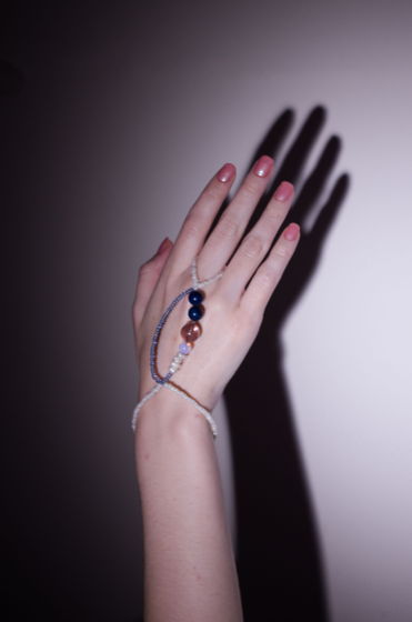 Украшение-браслет для кисти руки с лунным камнем и синими камнями