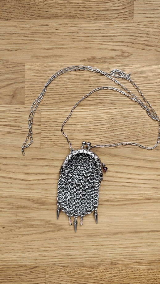 Кольчужный кулон-сумочка на цепочке