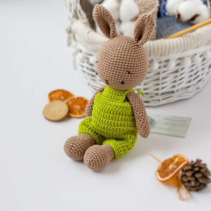 Игрушка мягкая интерьерная - зайчик вязаный цвета светлого какао "Bunny"