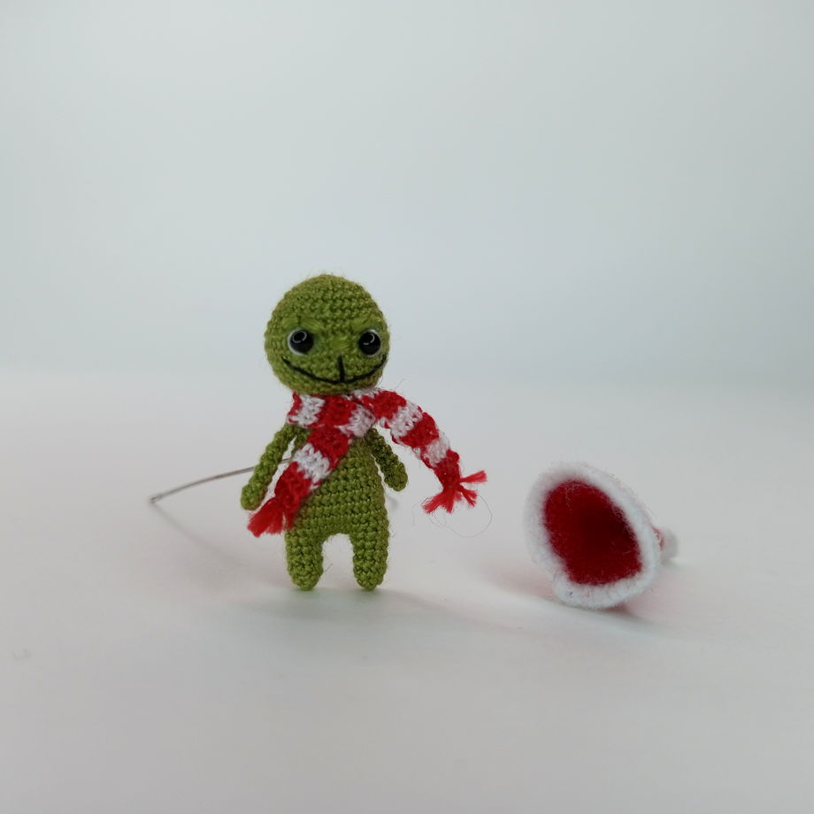 Вязаная интерьерная мини игрушка ручной работы Кукла Гринч