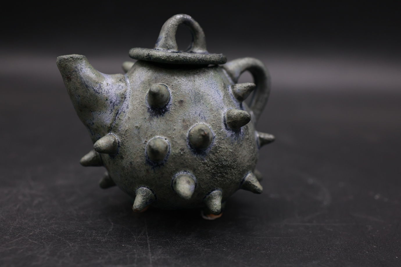 маленький чайник с колючками