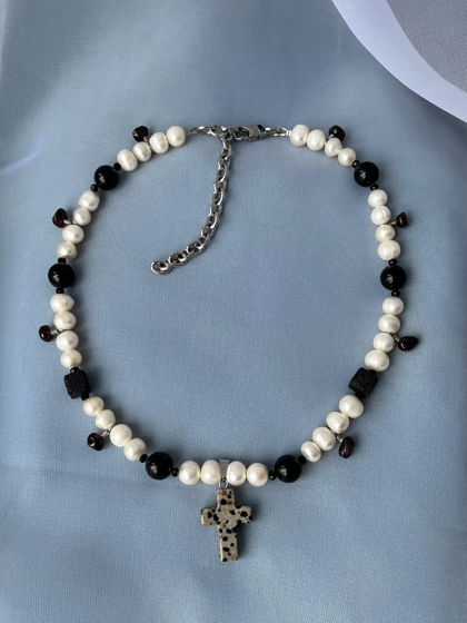 Ожерелье с крестом из долматиновой яшмы