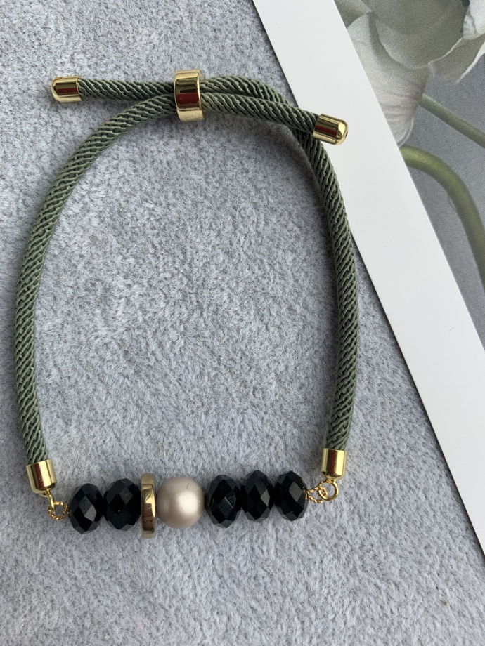 Браслет с жемчугом Майорка, гематитом и бусинами из чешского стекла «Сумрачный диск»