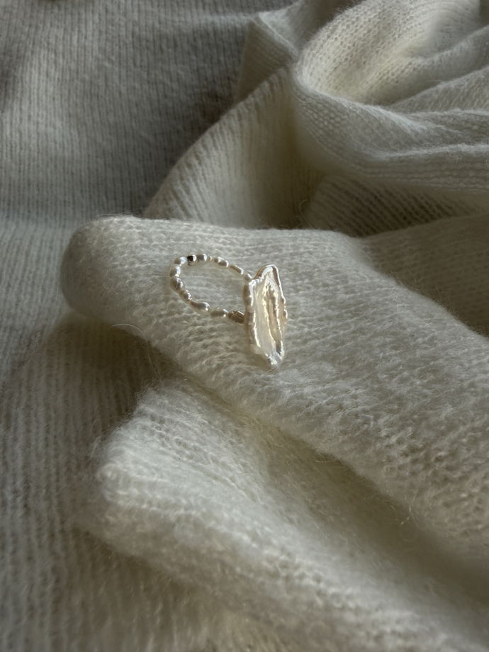 Кольцо из жемчуга с вставкой жемчужина вытянутая