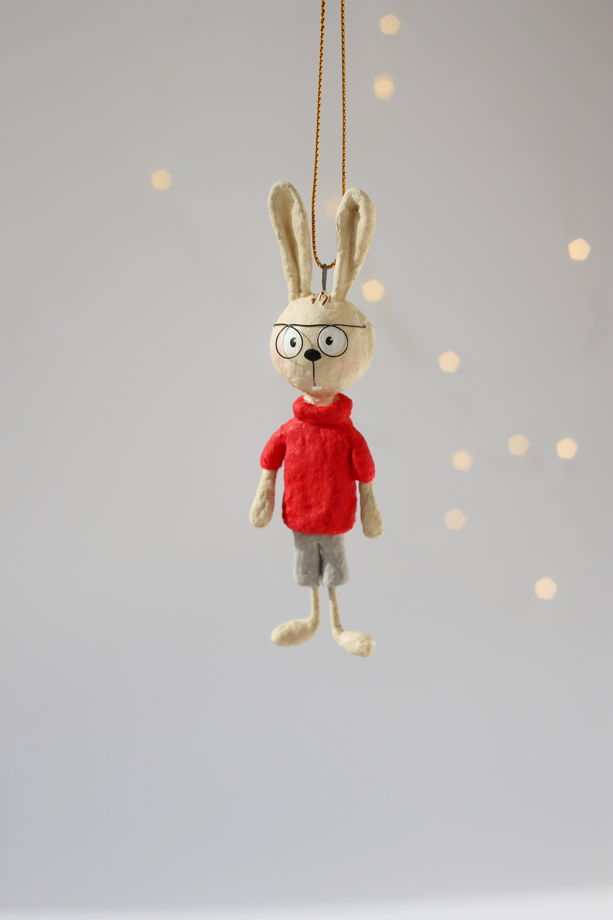 Ватная елочная игрушка умный кролик в красном свитере