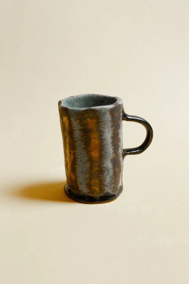 Керамическая чашка с блюдцем из бежевой в крапинку глины покрытая бирюзовой, бронзовой, черной глазурью ручной работы