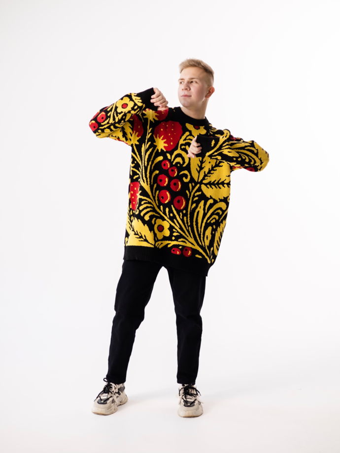 Свитер с хохломой